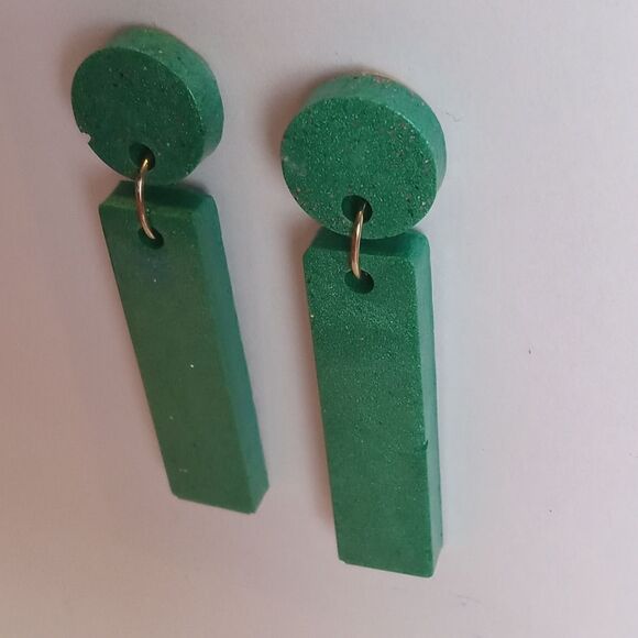 Emerald green resin stud and bar earrings - Picture 3 of 3